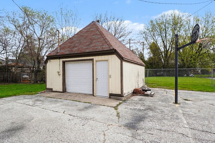 More Photos Of 302 N Tuscola Road, Bay, Bay City Hotel For Sale