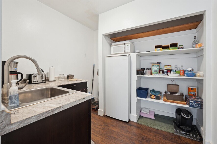 More Photos Of 2404 Saw Mill Run Blvd, Pittsburgh Storefront For Sale