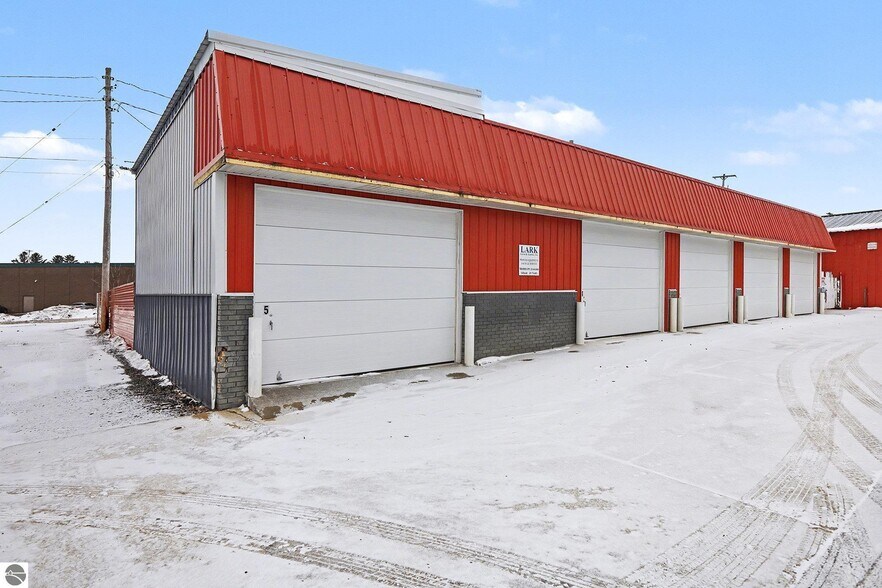 More Photos Of 414 S Mitchell St, Cadillac General Retail For Lease