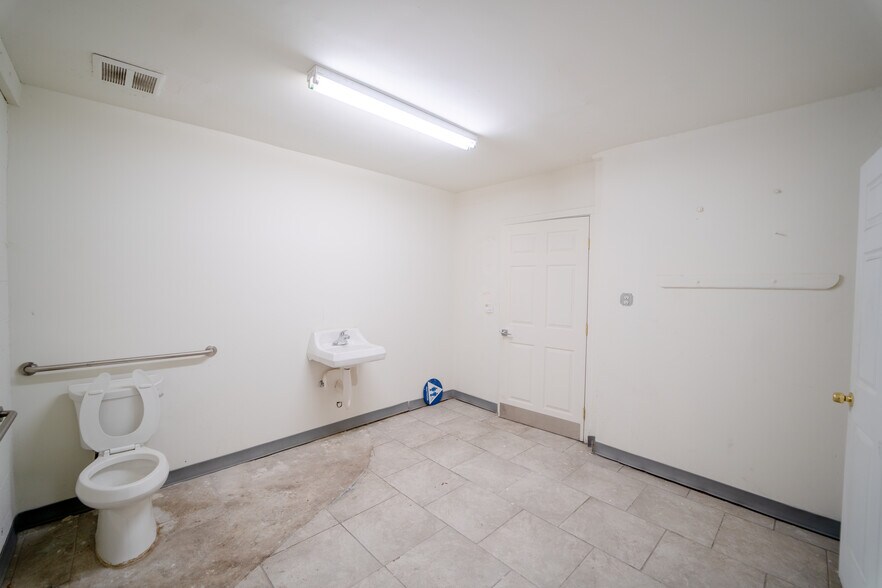 More Photos Of 1525 W El Segundo Blvd, Compton Warehouse For Sale