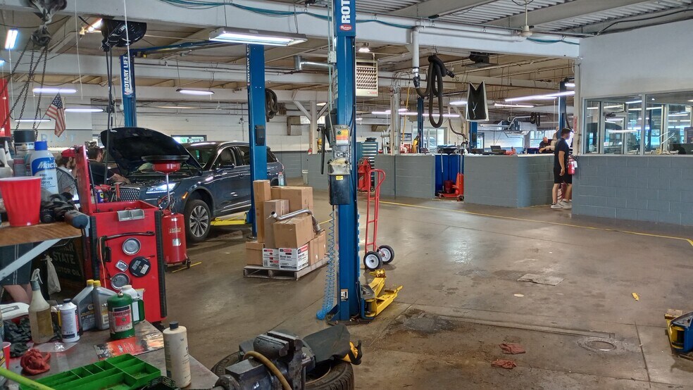 More Photos Of 520 W Kimberly Rd, Davenport Auto Dealership For Lease