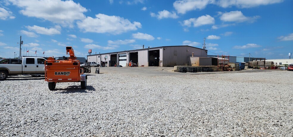 More Photos Of 2520 N Eastgate Ave, Springfield Warehouse For Lease