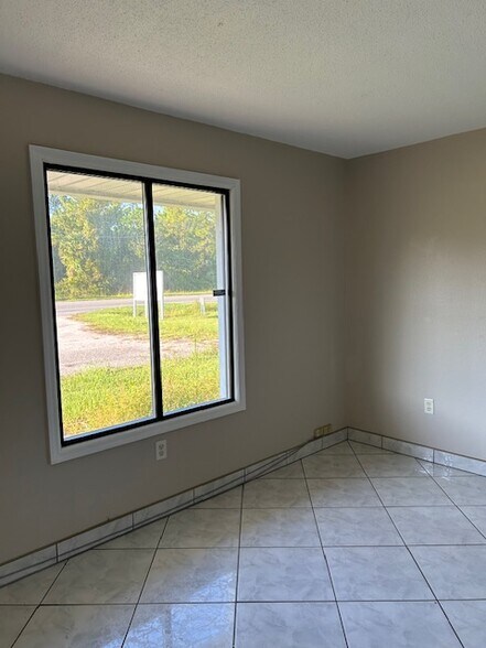 More Photos Of 24133 W SR-40, Astor Flex For Lease