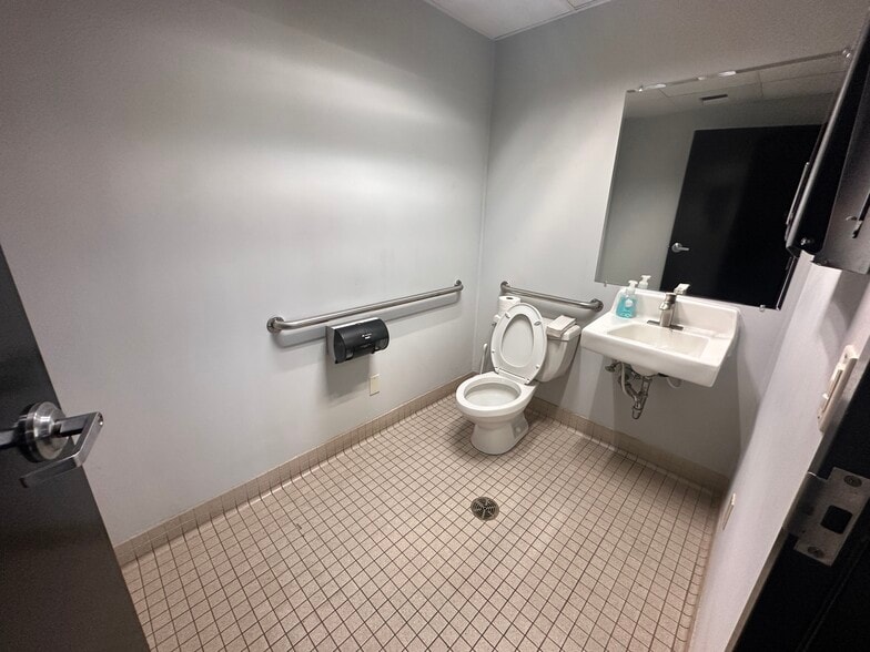 More Photos Of 5171 Plainfield Ave NE, Grand Rapids Medical For Lease