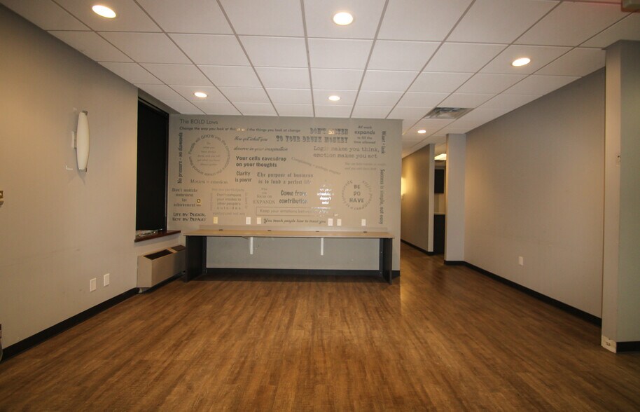More Photos Of 9911 Shelbyville Rd, Louisville Office For Sale