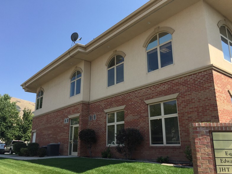 More Photos Of 25 S Main St, Centerville Office For Lease
