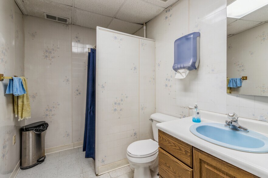 More Photos Of 2326 N Main St, Osceola Auto Repair For Sale