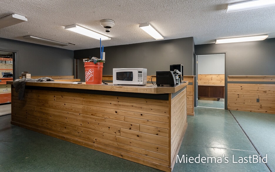 More Photos Of 409 Lentz Ct, Lansing Auto Repair For Sale