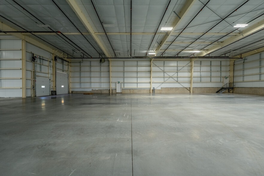 More Photos Of 155 Dennis Rd, St Thomas Distribution For Lease