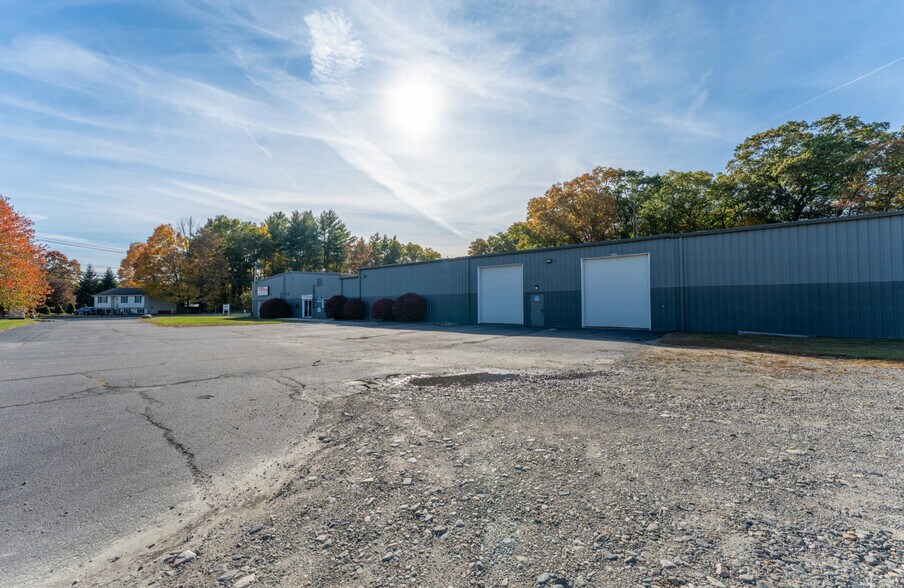 More Photos Of 429 Lake Rd, Killingly Warehouse For Lease