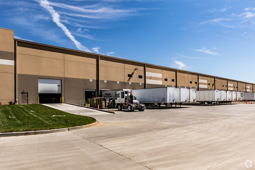 More Photos Of 14300 NE 41st St, Kansas City Distribution For Lease