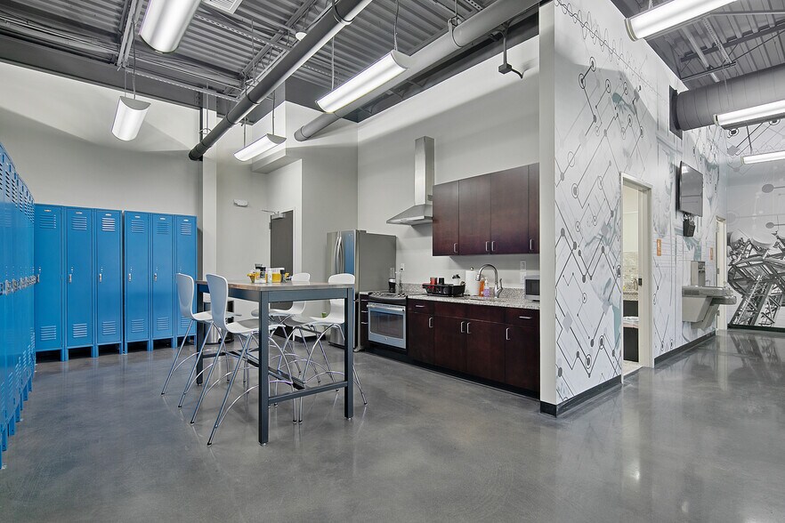 More Photos Of 2847 Bridgewood Dr, Fayetteville Office For Sale