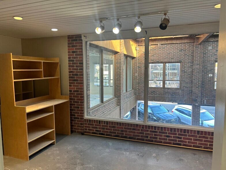 More Photos Of 814 E Broadway, Columbia Storefront Retail Office For Lease
