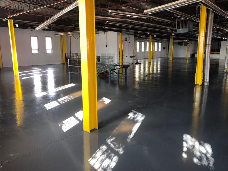 More Photos Of 144 E Kingsbridge Rd, Mount Vernon Warehouse For Lease