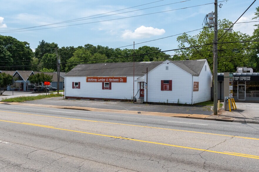 More Photos Of 2046 Laurens Rd, Greenville Freestanding For Lease