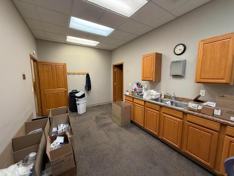 More Photos Of 810 Central Ave, Hawarden Storefront For Sale