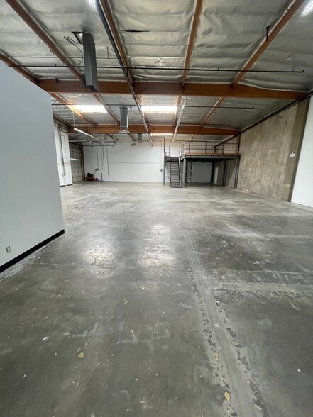 More Photos Of 19428-19434 Business Center Dr, Northridge Warehouse For Lease