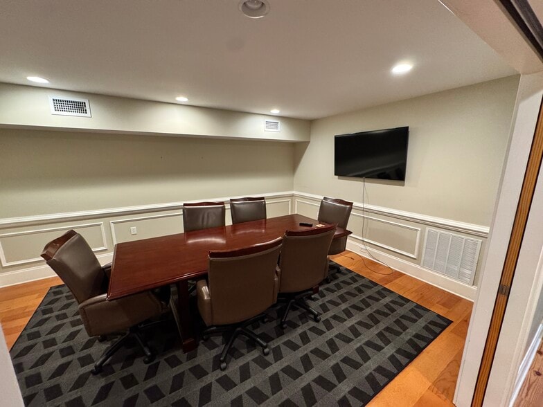 More Photos Of 2720 Gregory St, Savannah Light Distribution For Lease