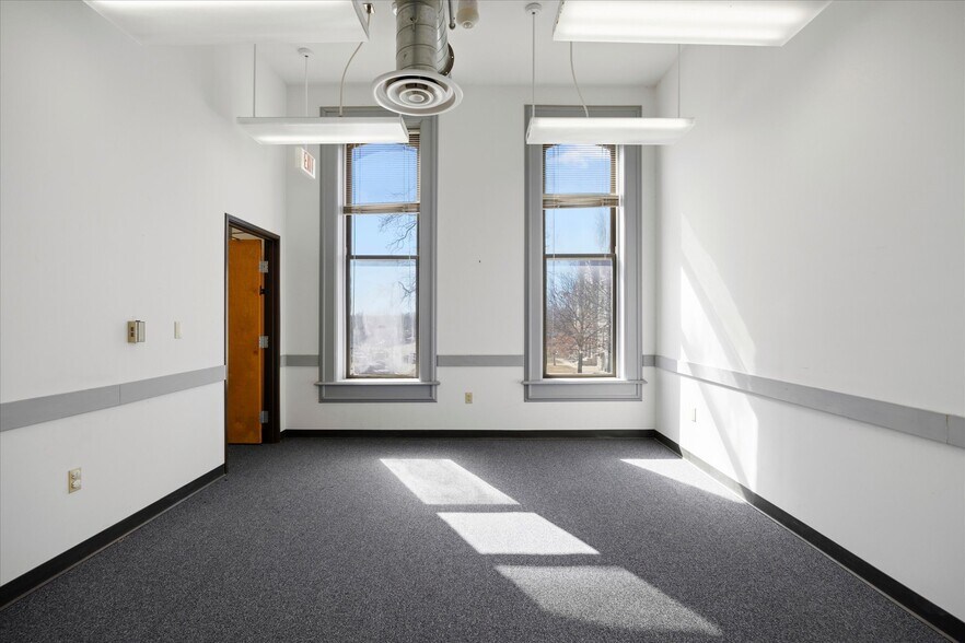More Photos Of 2-4 W Ohio St, Butler Office For Lease