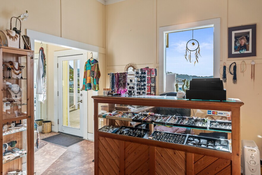 More Photos Of 45070 Main St, Mendocino Bar For Sale