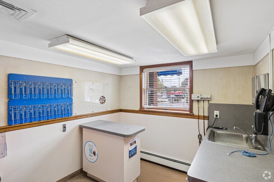 More Photos Of 262 Main St, Madison Veterinarian Kennel For Sale