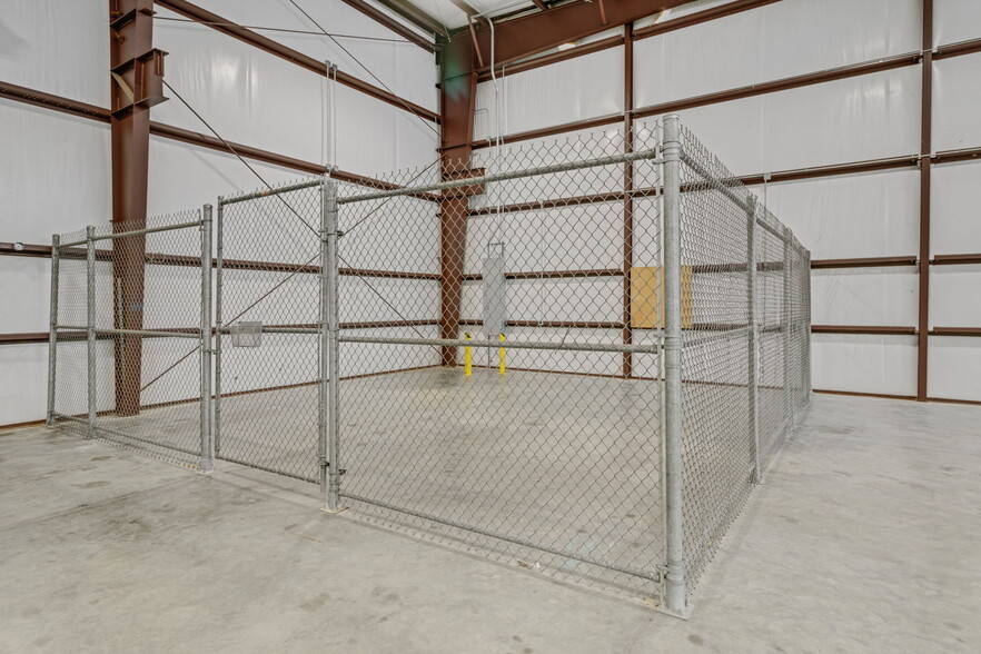 More Photos Of 8110 Parkside Ave, Baytown Warehouse For Sale