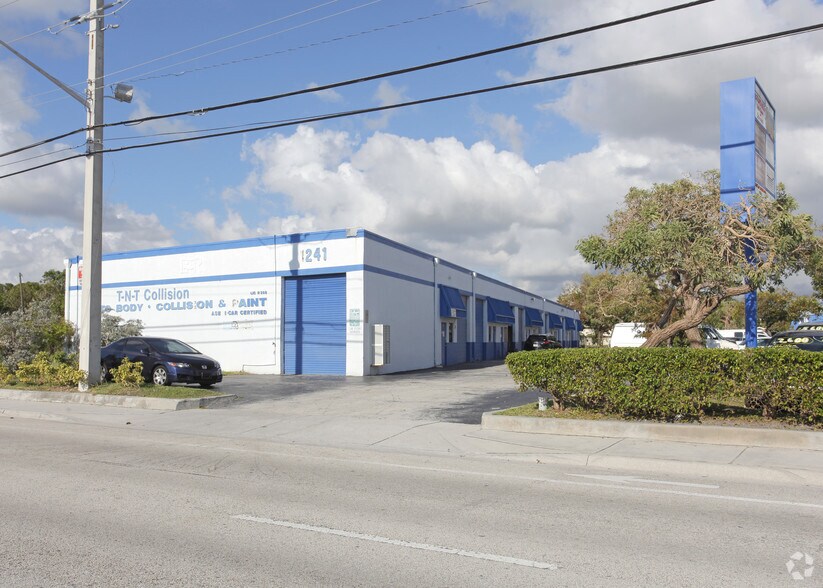 Primary Photo Of 1241-1251 N Dixie Hwy, Pompano Beach Warehouse For Lease