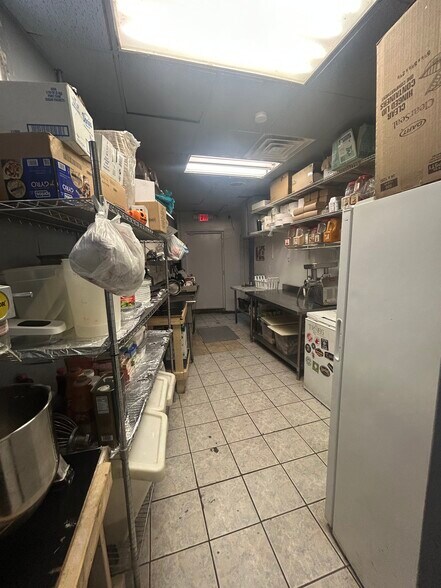 More Photos Of 4846 McKnight Rd, Pittsburgh Auto Repair For Lease