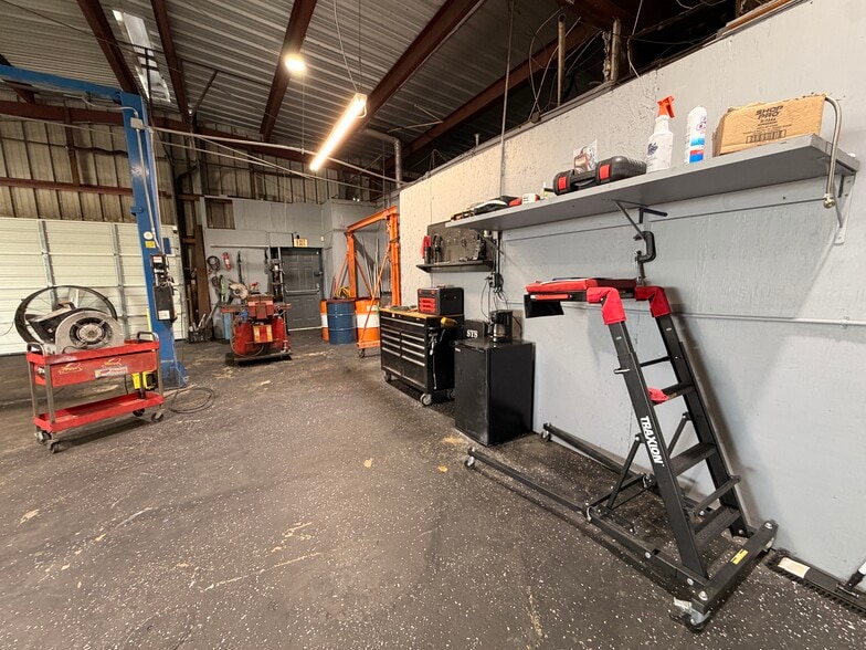 More Photos Of 5100 34th St N, Saint Petersburg Auto Repair For Sale