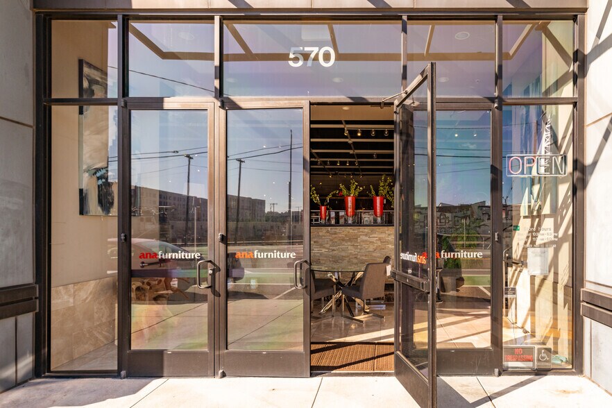More Photos Of 570 Townsend St, San Francisco Showroom For Lease