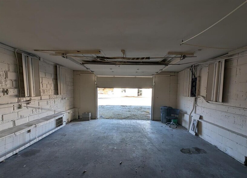 More Photos Of 421 E Moneta Ave, Peoria Heights Self Storage For Lease