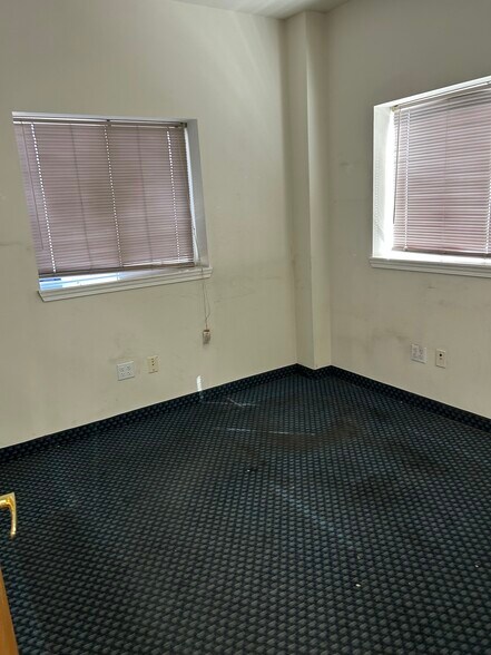 More Photos Of 11 Prospect Pl, Port Angeles Distribution For Lease