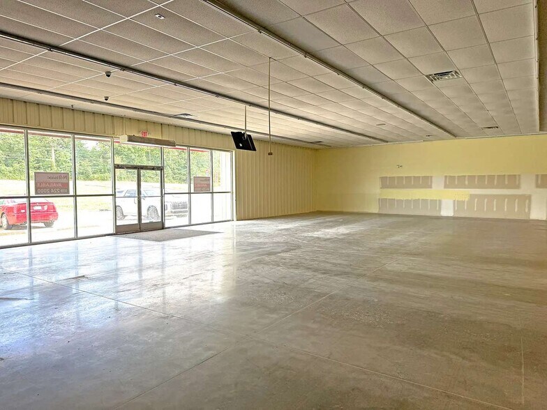 More Photos Of 2040 Keavy, London Freestanding For Lease