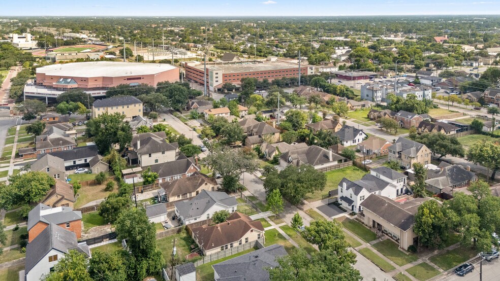 More Photos Of 2806 Rosewood St, Houston Multifamily For Sale