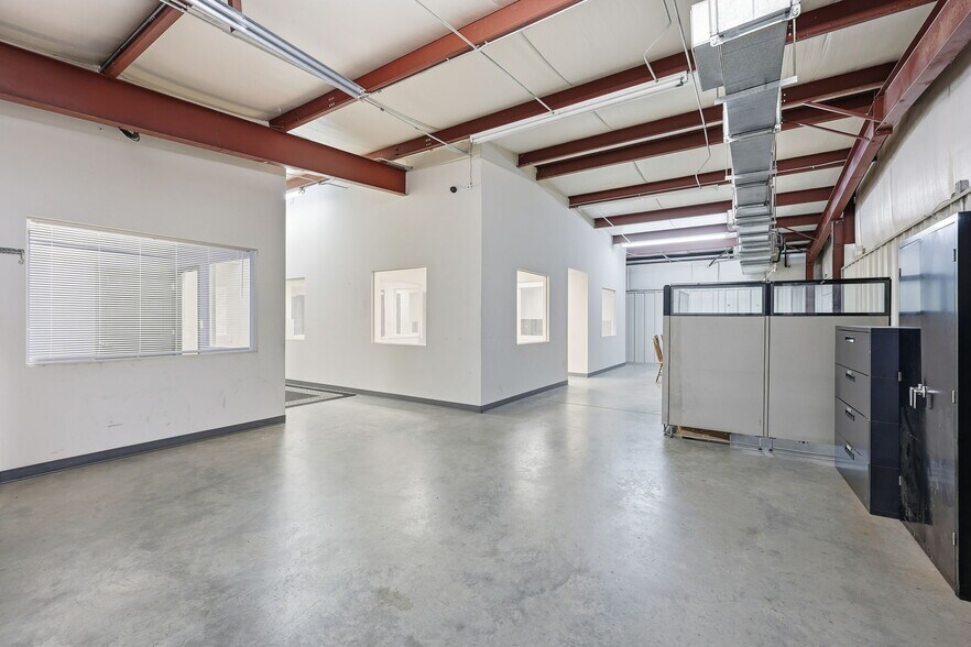 More Photos Of 3743 Old Flowery Branch Rd, Oakwood Warehouse For Lease