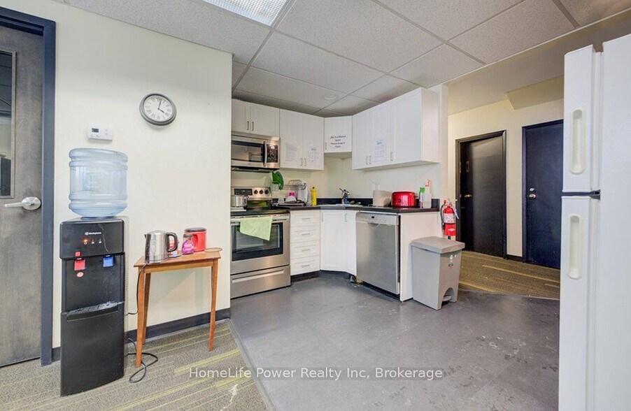 More Photos Of 354 Charles St, Kitchener Office For Lease