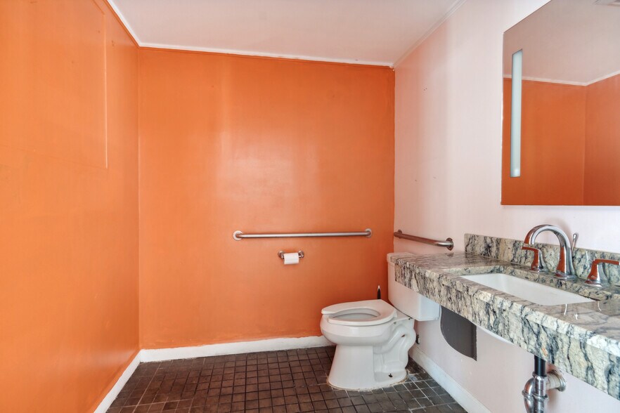 More Photos Of 5015 Magazine St, New Orleans General Retail For Lease