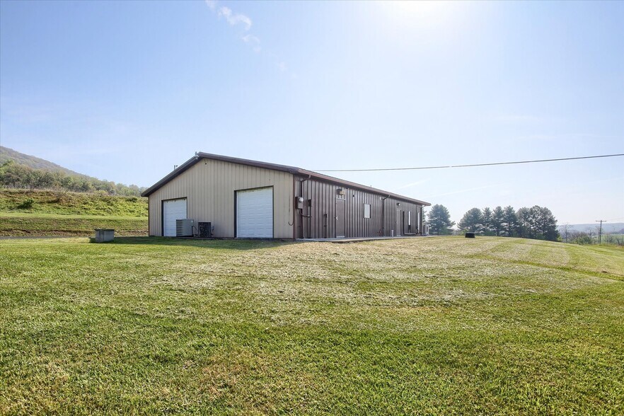 More Photos Of 55 W Shortcut Rd, Newport Loft Creative Space For Sale