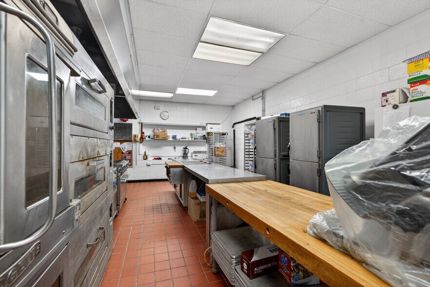 More Photos Of 1146 Spindle Hill Rd, Wolcott Freestanding For Sale