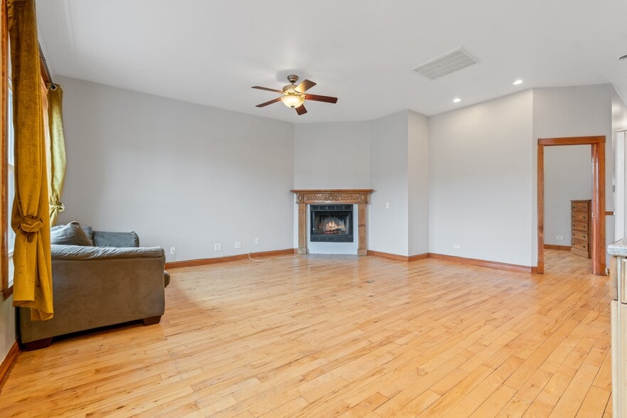 More Photos Of 3801-3809 N Clark St, Chicago Restaurant For Sale