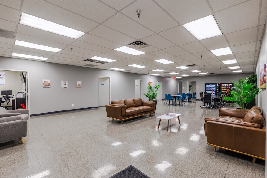 More Photos Of 11410-11420 Mathis Ave, Farmers Branch Distribution For Lease