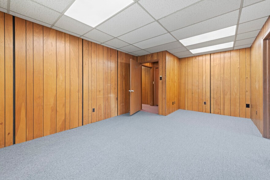 More Photos Of 28475 Greenfield Rd, Southfield Office For Sale