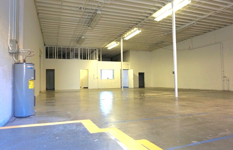 More Photos Of 931 E 14th St, Los Angeles Light Distribution For Lease