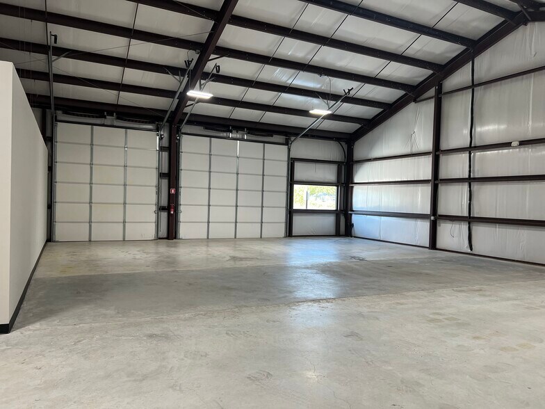 More Photos Of 2711 Daisy Dr, Austin Unknown For Lease