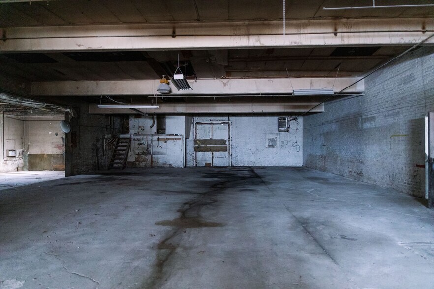 More Photos Of 6135-6139 Military Ave, Omaha Warehouse For Lease