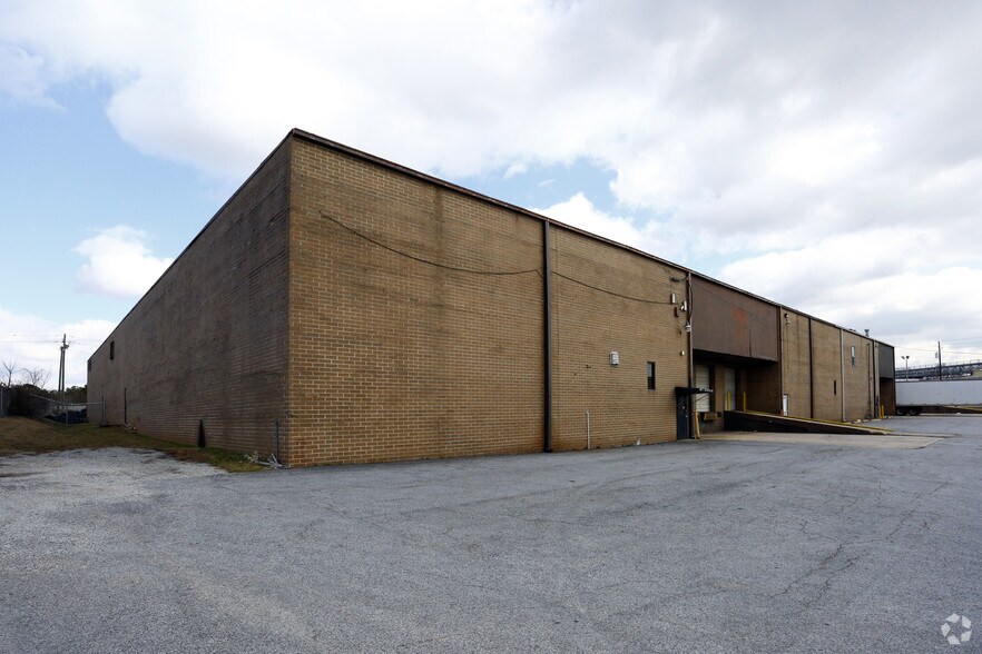 More Photos Of 15 Royal Dr, Forest Park Warehouse For Lease