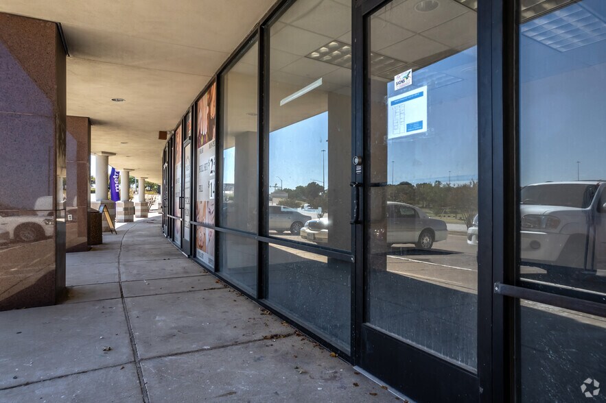 More Photos Of 1100 Bridgewood Dr, Fort Worth Unknown For Lease