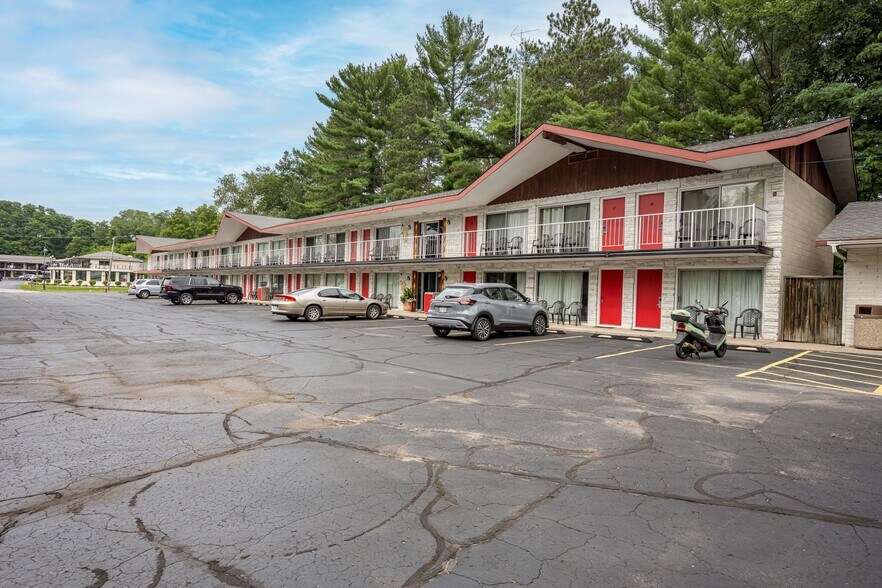 More Photos Of 1116 Broadway, Wisconsin Dells Hotel For Sale