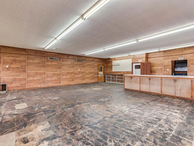 More Photos Of 185 S Titus St, Giddings Freestanding For Sale