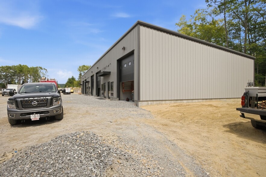 More Photos Of 288 Hounsell Ave, Gilford Flex For Sale